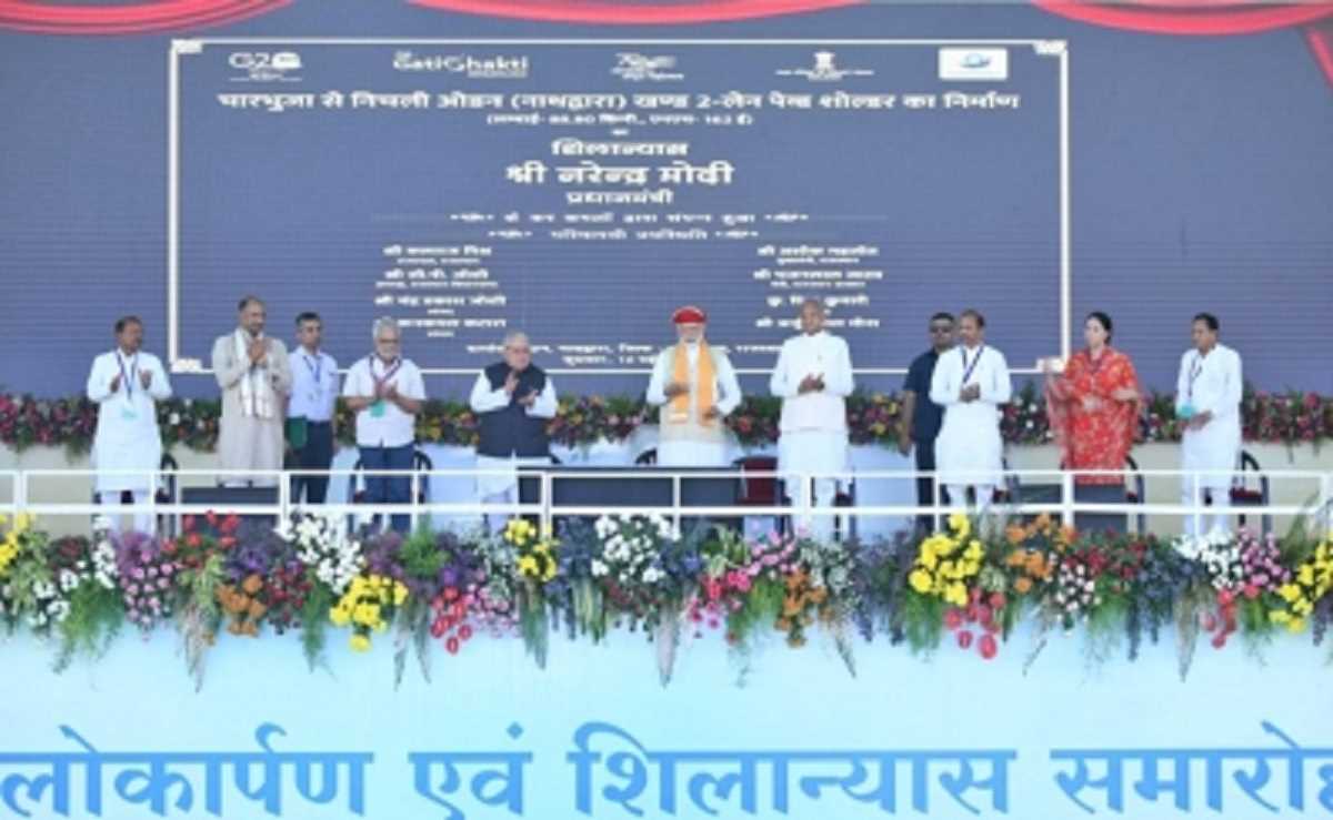 प्रधानमंत्री ने रखी 5,500 करोड़ रुपये की परियोजनाओं की आधारशिला